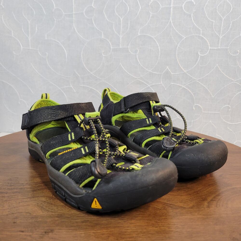 Keen Newport H2 Kids Sandals 4 Black Green Close Toe Athletic Hiking Youth
